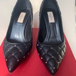 Valentino Garavani Rockstud Black Pumps